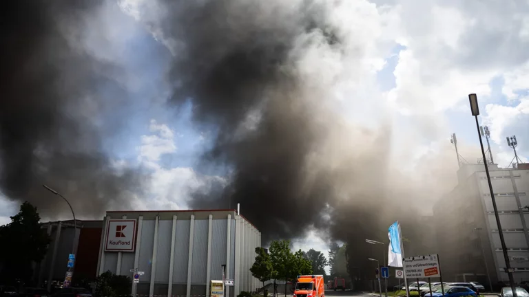 Непрекращающийся пожар. В Берлине продолжает гореть оборонный завод Diehl