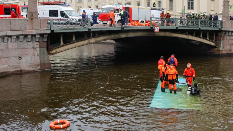 В Петербурге автобус с пассажирами упал в реку Мойку