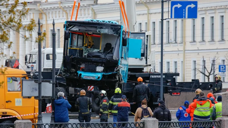 Компанию-владельца упавшего в Мойку автобуса более 20 раз штрафовали за нарушения