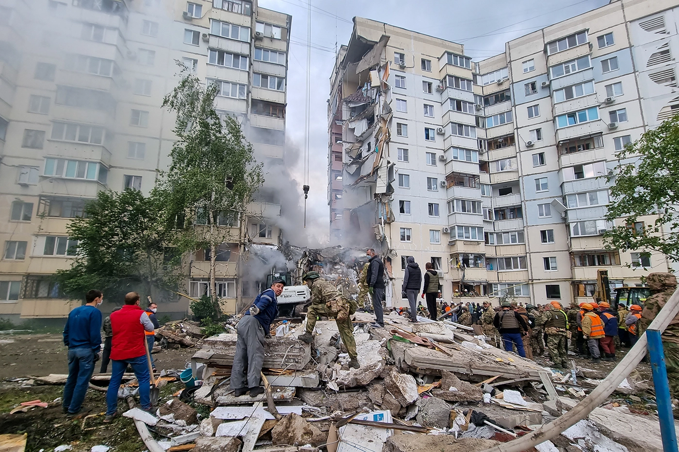 Разбор завалов на месте обрушения подъезда жилого дома в Белгороде. Фото дня