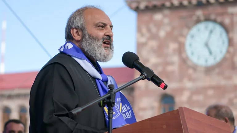 В Армении оппозиция предложила архиепископа на должность премьер-министра