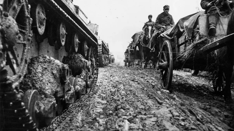 Финские танки и повозки со снабжением пробираются через грязь в Карелии, около 1941 года