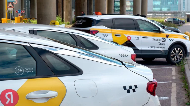 Насколько выросли цены в «Яндекс.Такси» за год и сколько получают водители