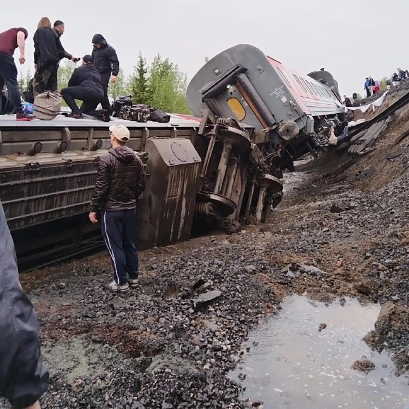 Крушение пассажирского поезда Воркута — Новороссийск в Коми. Фото дня