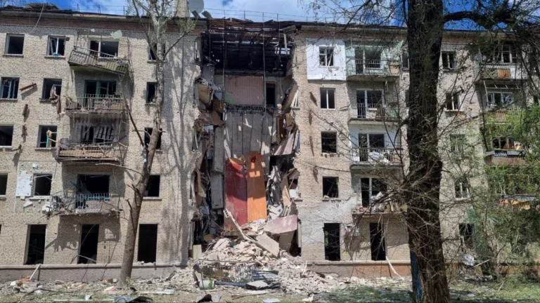 Четыре человека погибли и более 40 пострадали в результате удара ВСУ по Луганску