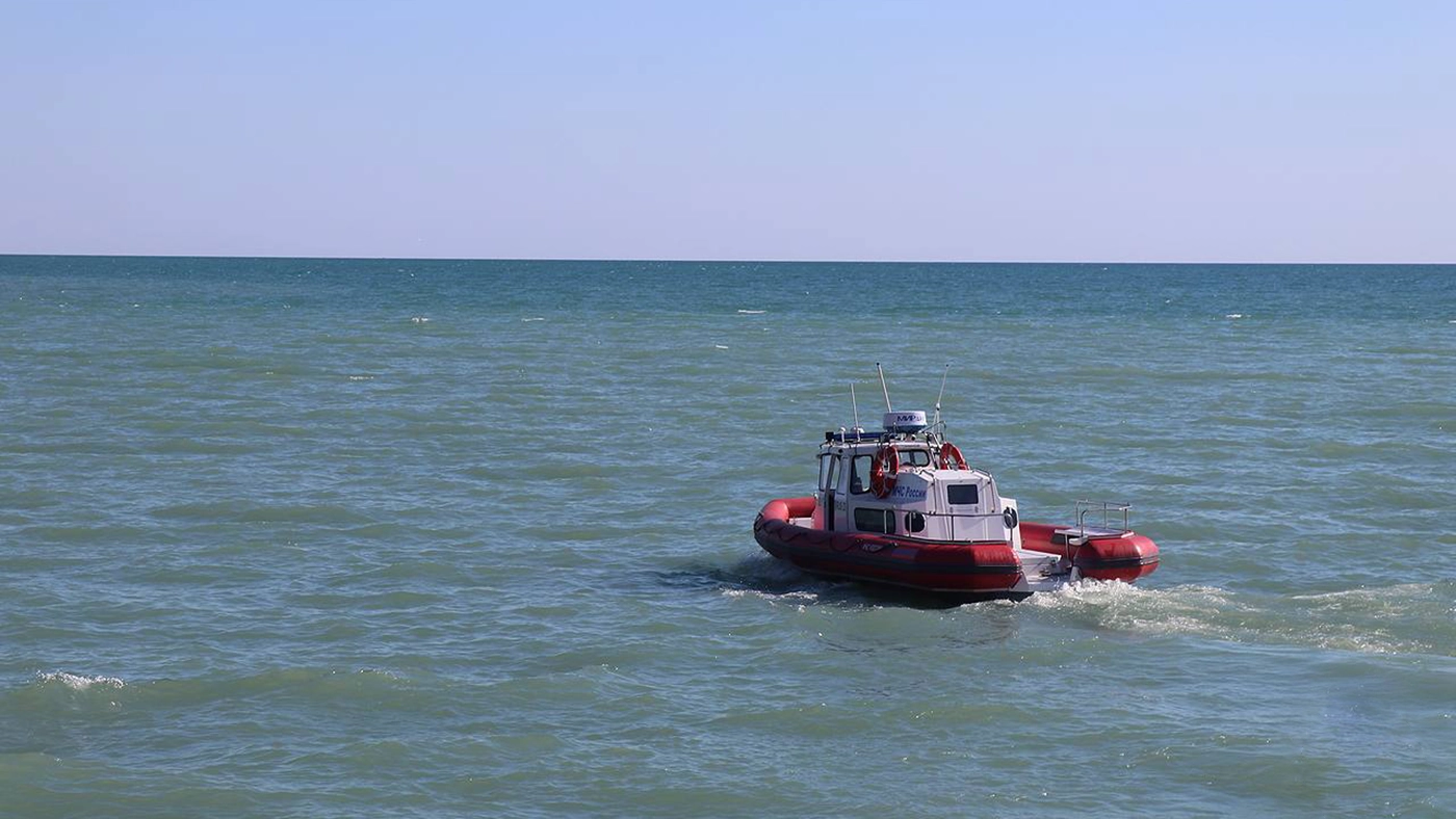 В Сочи спасатели МЧС третьи сутки ищут пропавших в море во время шторма  туристов