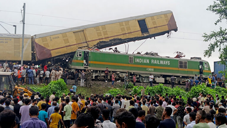 Столкновение поездов в Индии. Фото дня