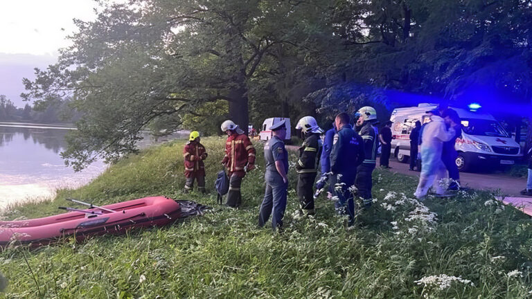 В Царском Селе на пруду перевернулся понтон, есть погибший