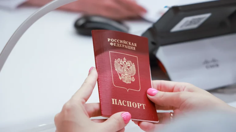 МИД призвал россиян устранить разночтения в загранпаспортах