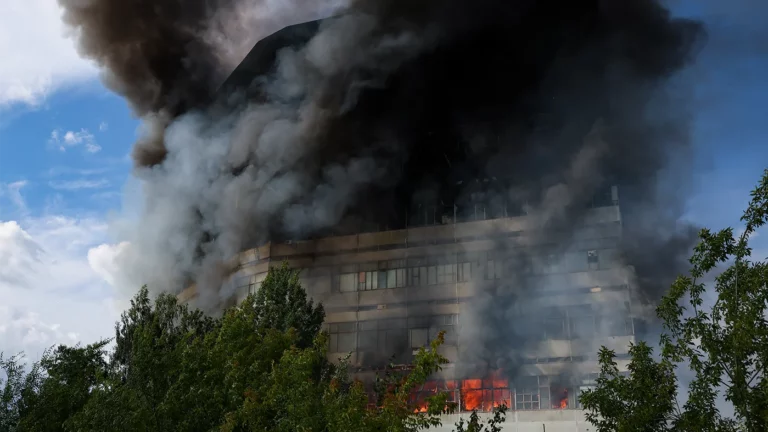 В горящем здании в подмосковном Фрязино произошел взрыв