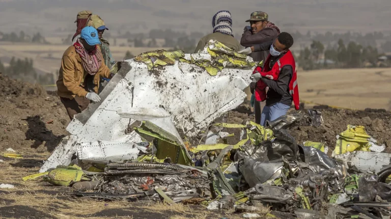 Рабочие собирают обломки на месте крушения самолета Boeing авиакомпании Ethiopian Airlines 11 марта 2019 года