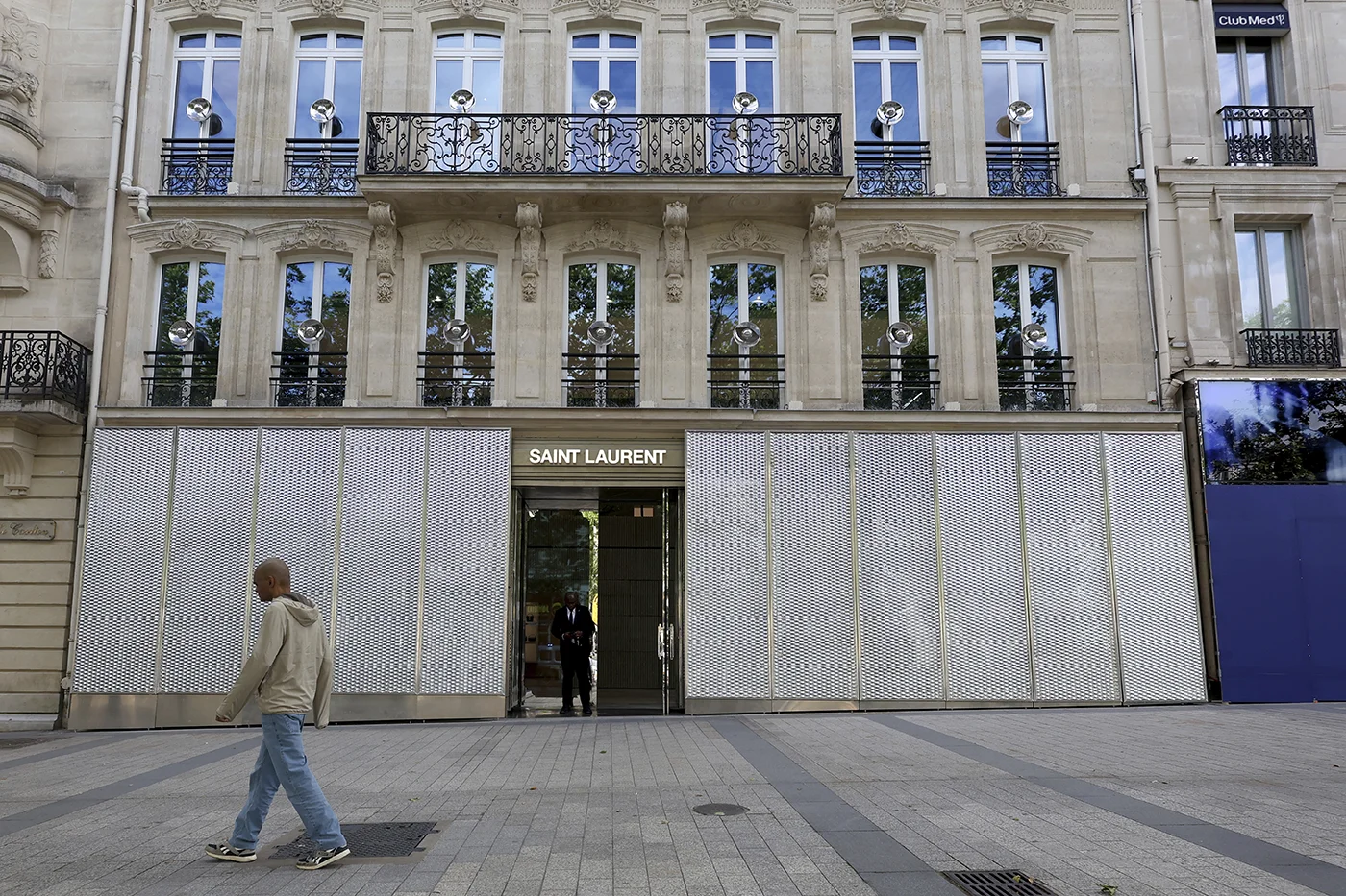 Бутик Saint Laurent на Елисейских полях закрыт на случай беспорядков после выборов. Фото дня