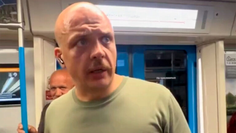 Москвич, выгнавший девушку из вагона метро из-за прически, получил штраф