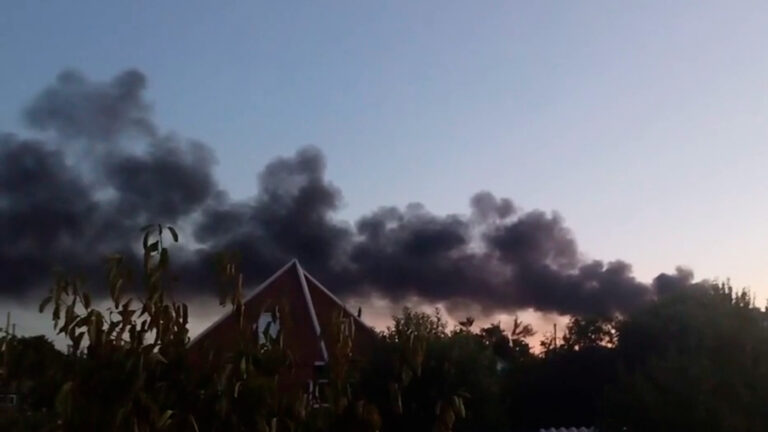 Пожар на нефтебазе в Ростовской области после атаки БПЛА. Что известно