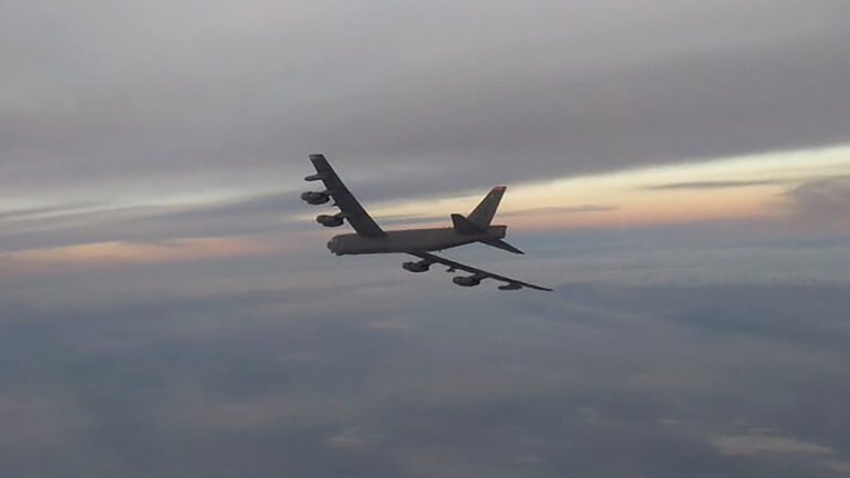 «Групповая воздушная цель»: Минобороны заявило о бомбардировщиках США у границы России