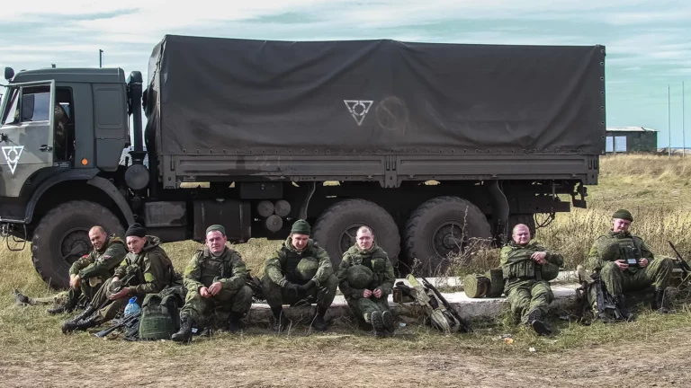 Госдума приняла поправку о наказании военных за гаджеты в зоне СВО