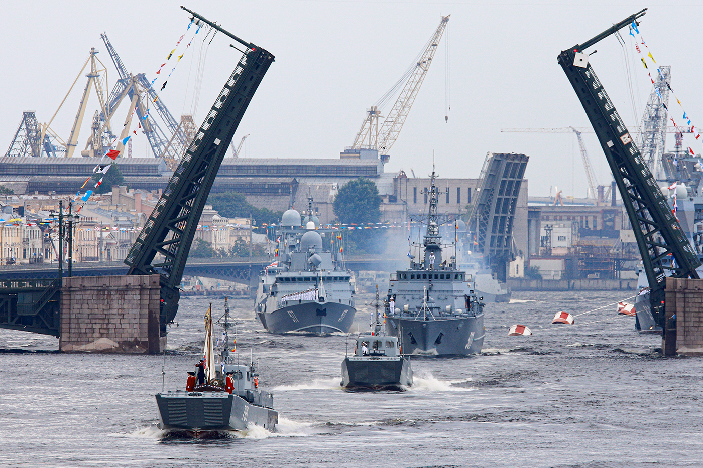 Генеральная репетиция парада в честь Дня ВМФ в Петербурге. Фото дня