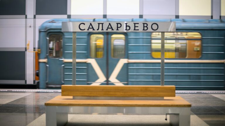 В Москве на станции метро «Саларьево» загорелся кабель, людей эвакуировали