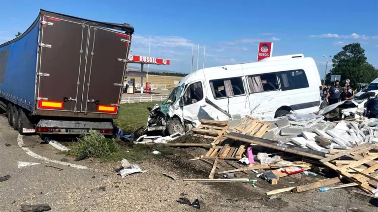 Двое человек погибли и более десяти пострадали в ДТП под Армавиром