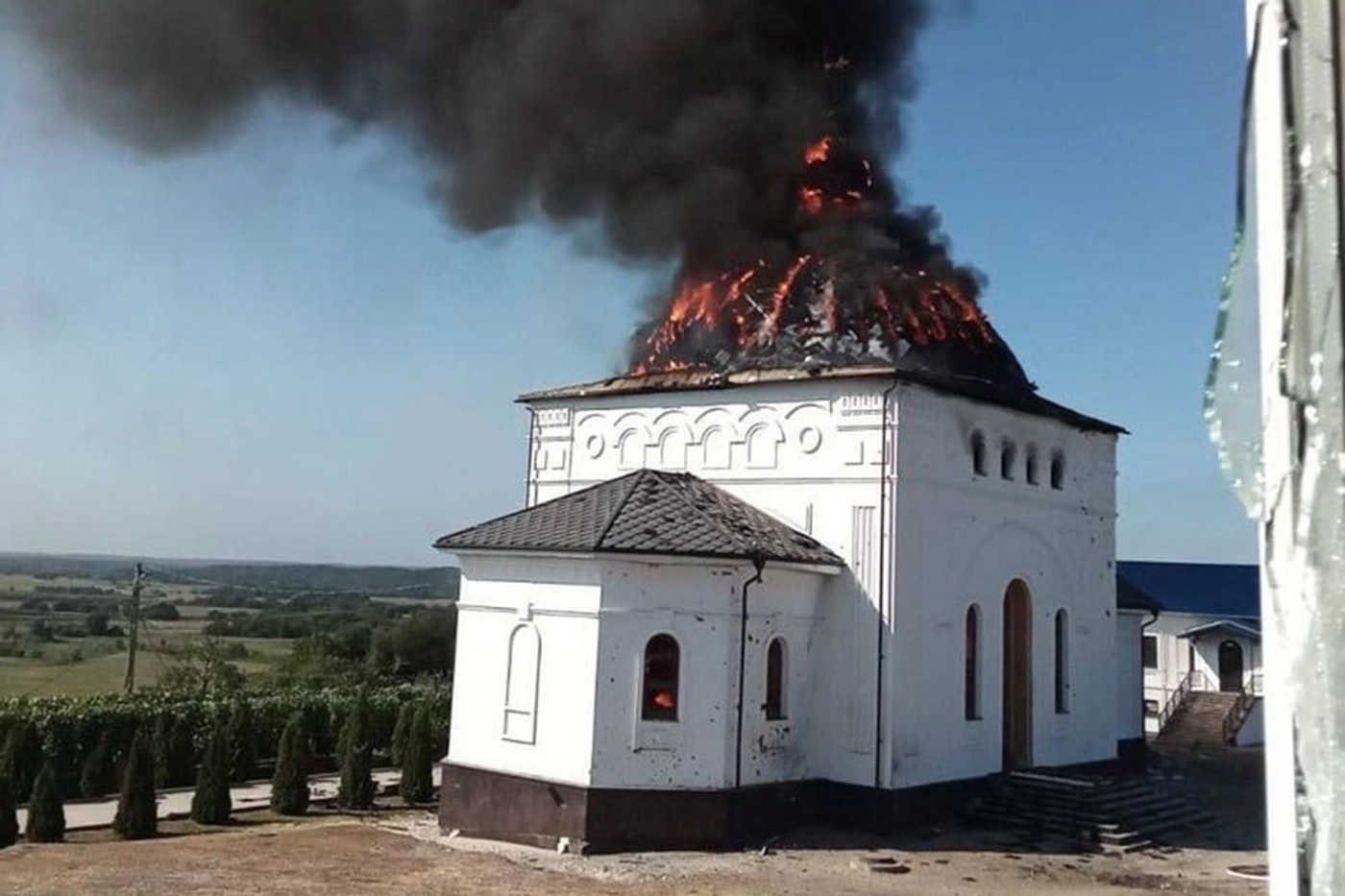 Поврежденный при обстреле ВСУ Горнальский монастырь под Курском. Фото дня