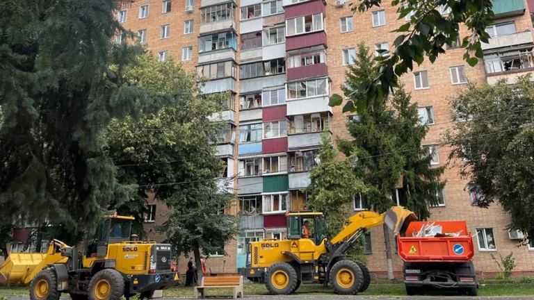 Сгоревшие машины и поражающие элементы: последствия падения обломков ракеты в Курске