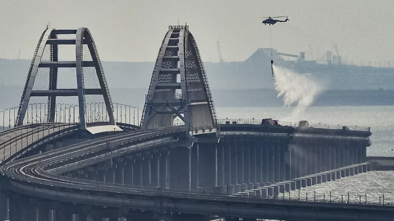 Архивное фото. Вертолет тушит пожар на Крымском мосту, 8 октября 2022 года