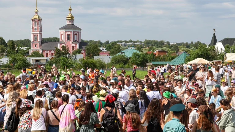 Власти Суздаля поспорили с блогером Мэддисоном о причине популярности Дня огурца