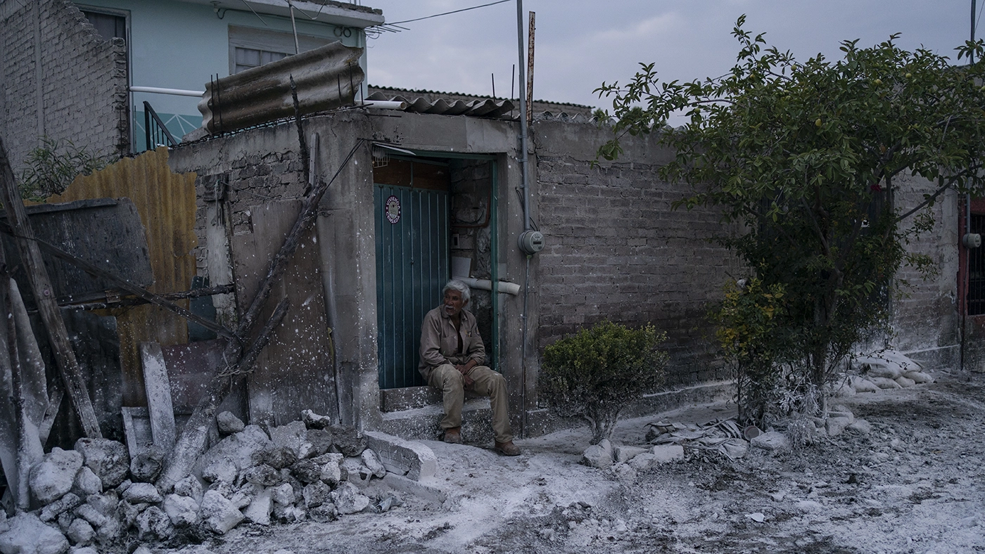 Мексиканский город залила зловонная черная жижа. Фотогалерея