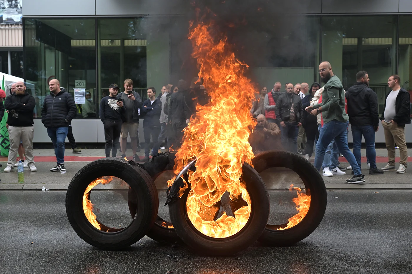 Забастовка рабочих завода Audi в Брюсселе. Фото дня