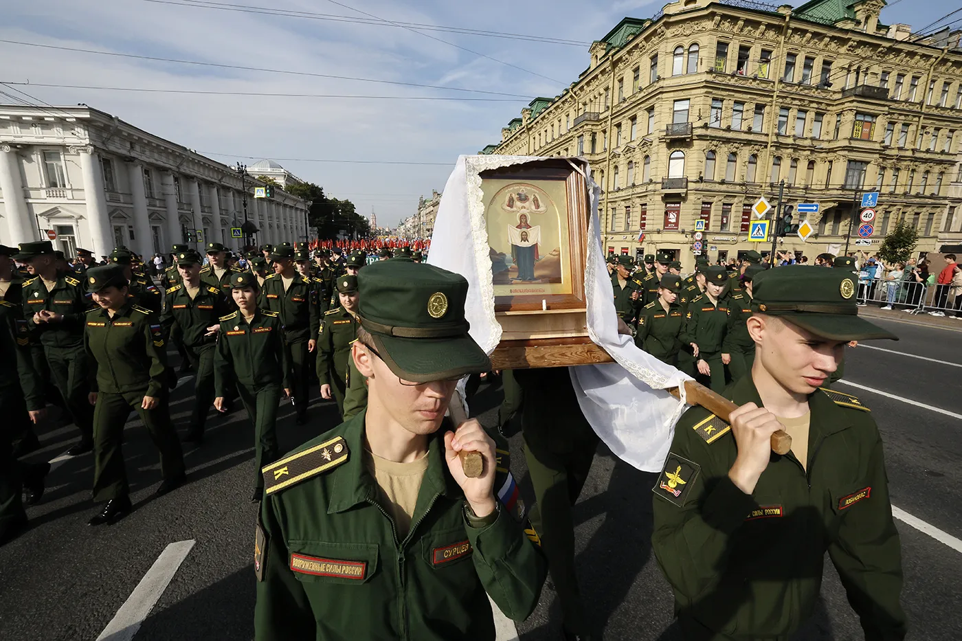 Крестный ход в честь 300-летия перенесения мощей Александра Невского в Санкт-Петербурге. Фото дня