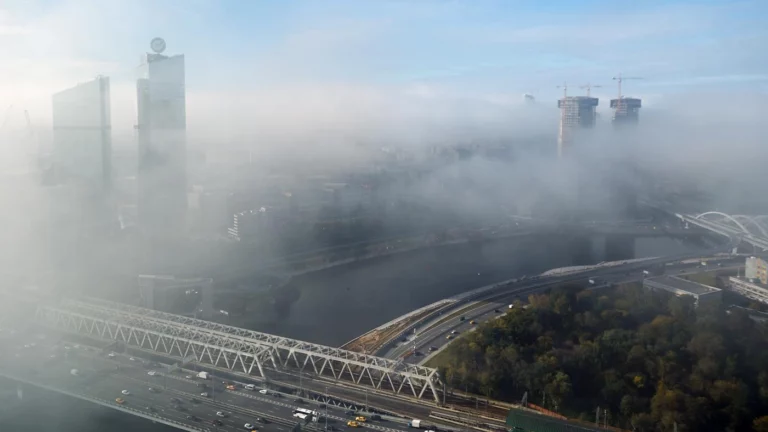 Погода в Москве: когда потеплеет, опасен ли радиационный туман