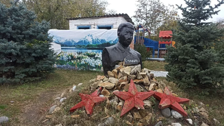 Ставропольские власти объяснили появление памятника Сталину с «помятым» лицом