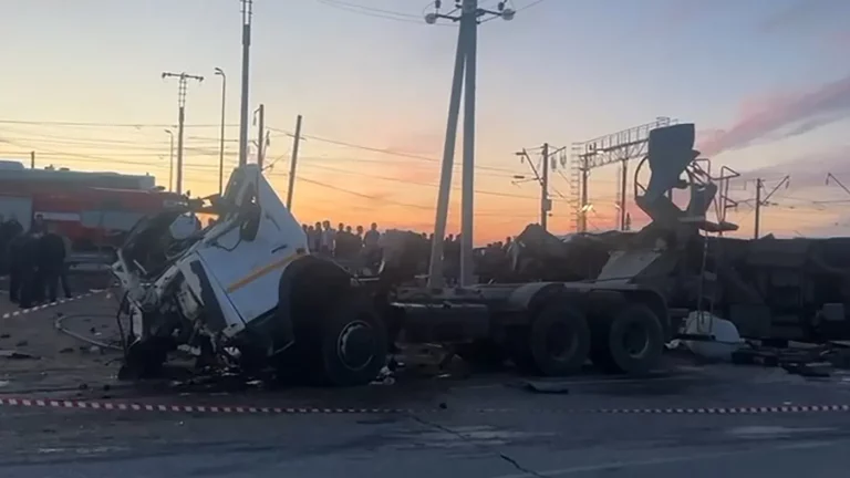 Три человека погибли в ДТП с автобусом и бетономешалкой под Астраханью