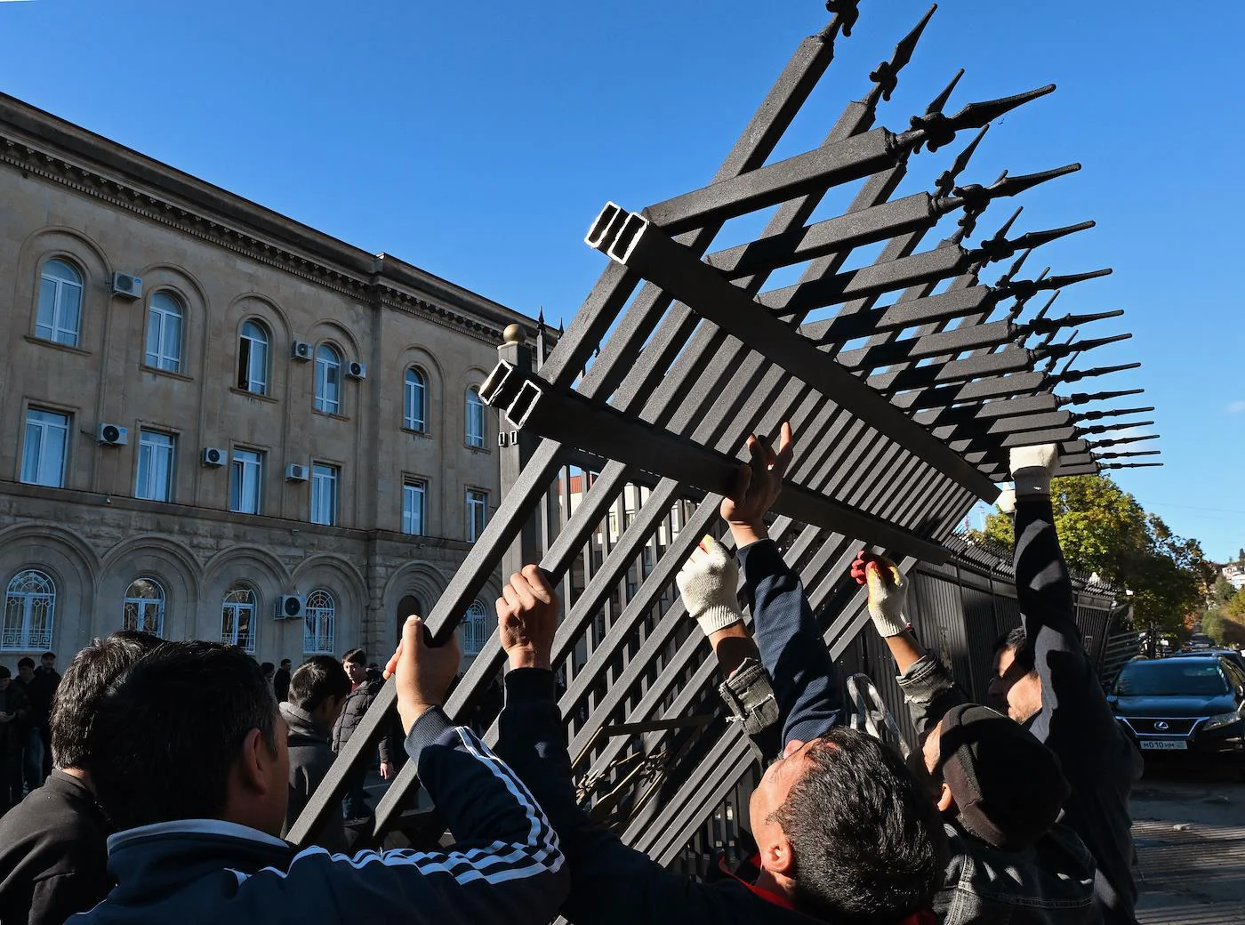 Протестующие в Абхазии продолжают требовать отставки президента. Фото дня