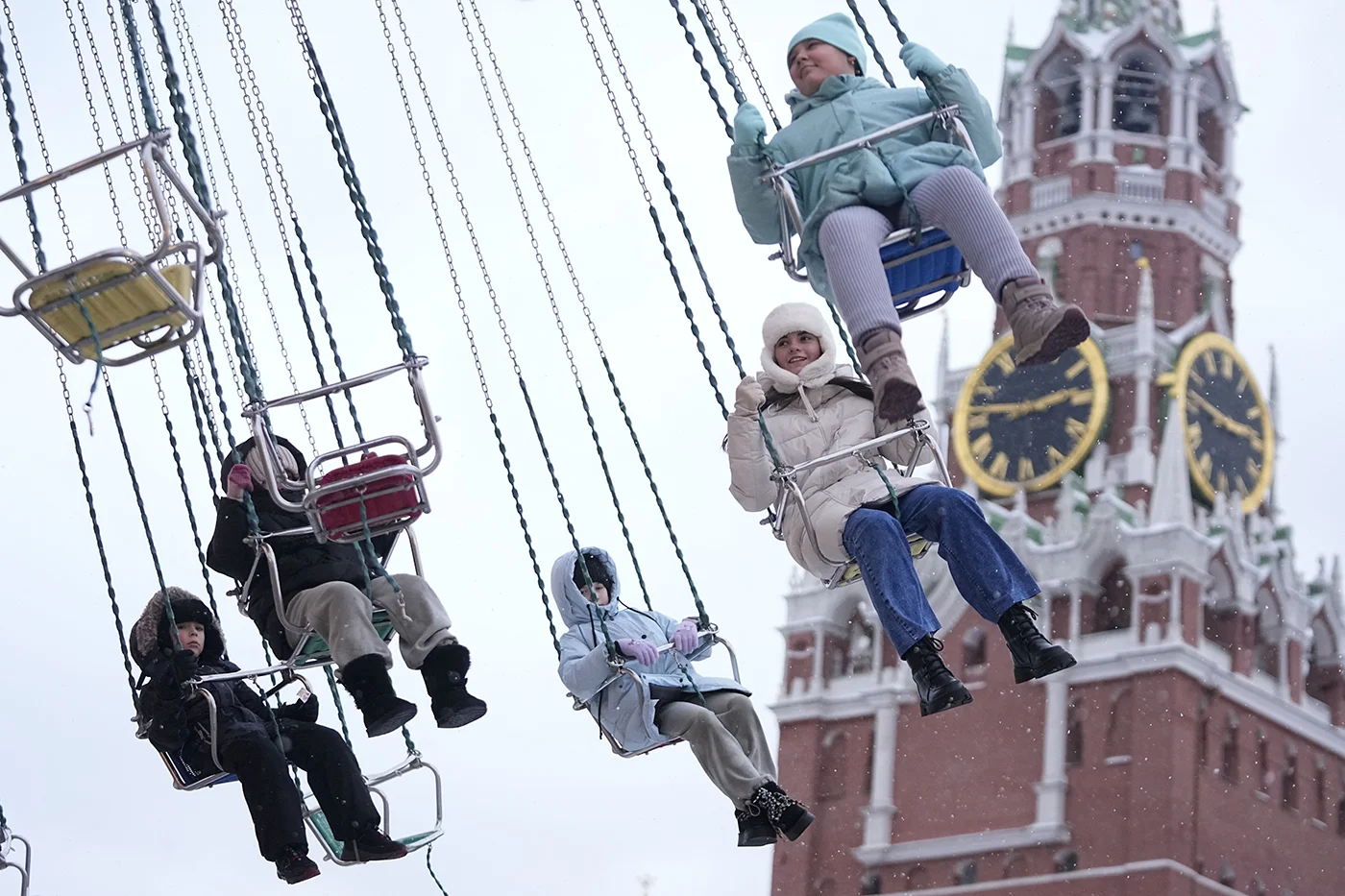 Карусель на Красной площади. Фото дня