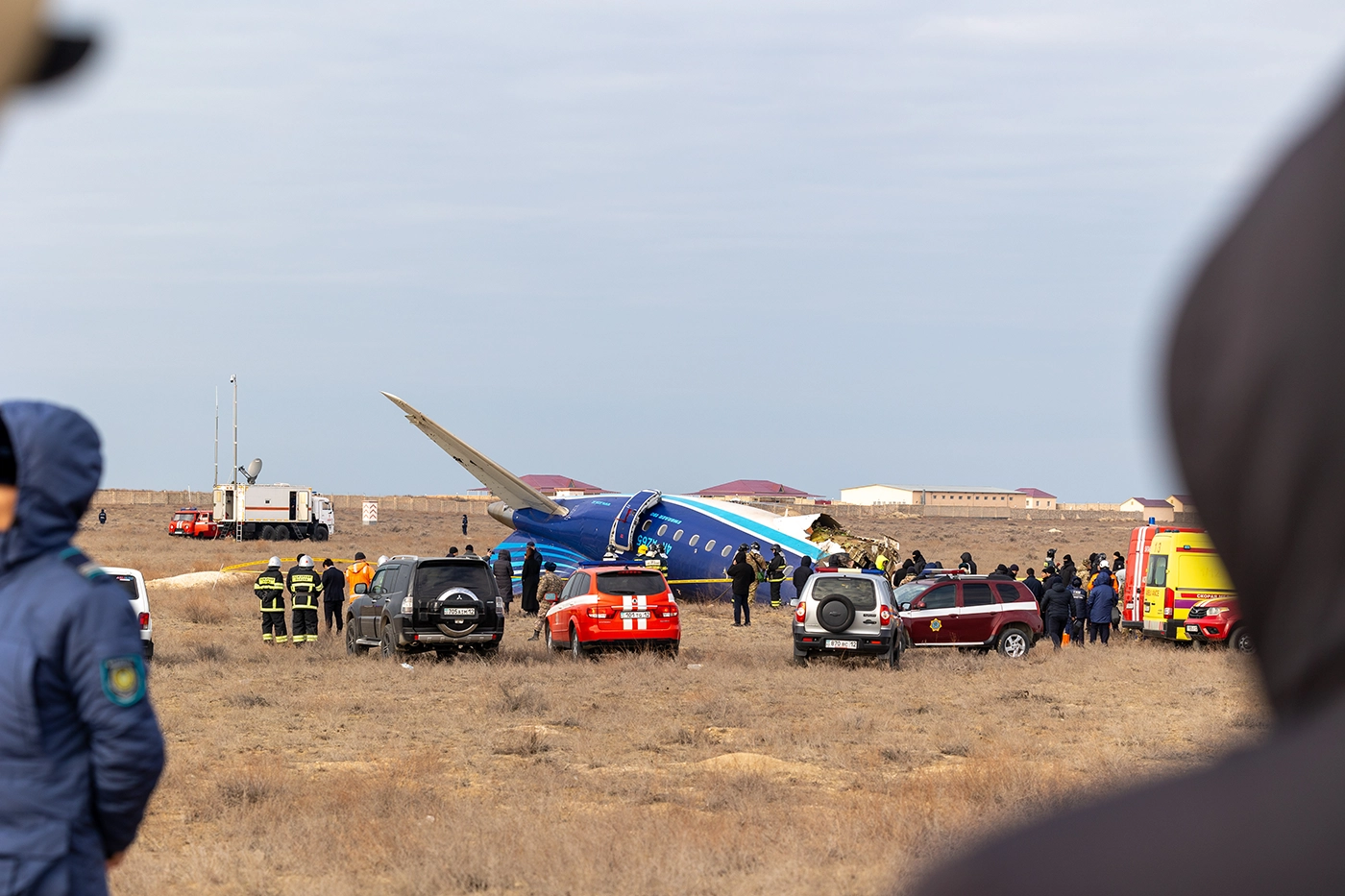 Вид на место крушения азербайджанского лайнера Embraer 190 в Казахстане. Фото дня