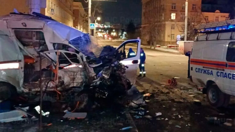 В Белгороде BMW протаранил машину скорой помощи, погибли два фельдшера