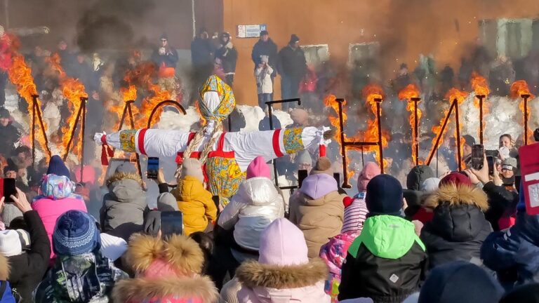 Спектакль с пушками, бой мешками и обучение игре на балалайке: сколько регионы потратят на масленичные гулянья