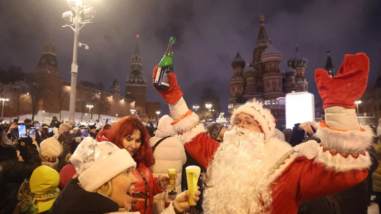 Люди празднуют Новый год у Московского Кремля в Москве. Россия, 1 января 2025 года