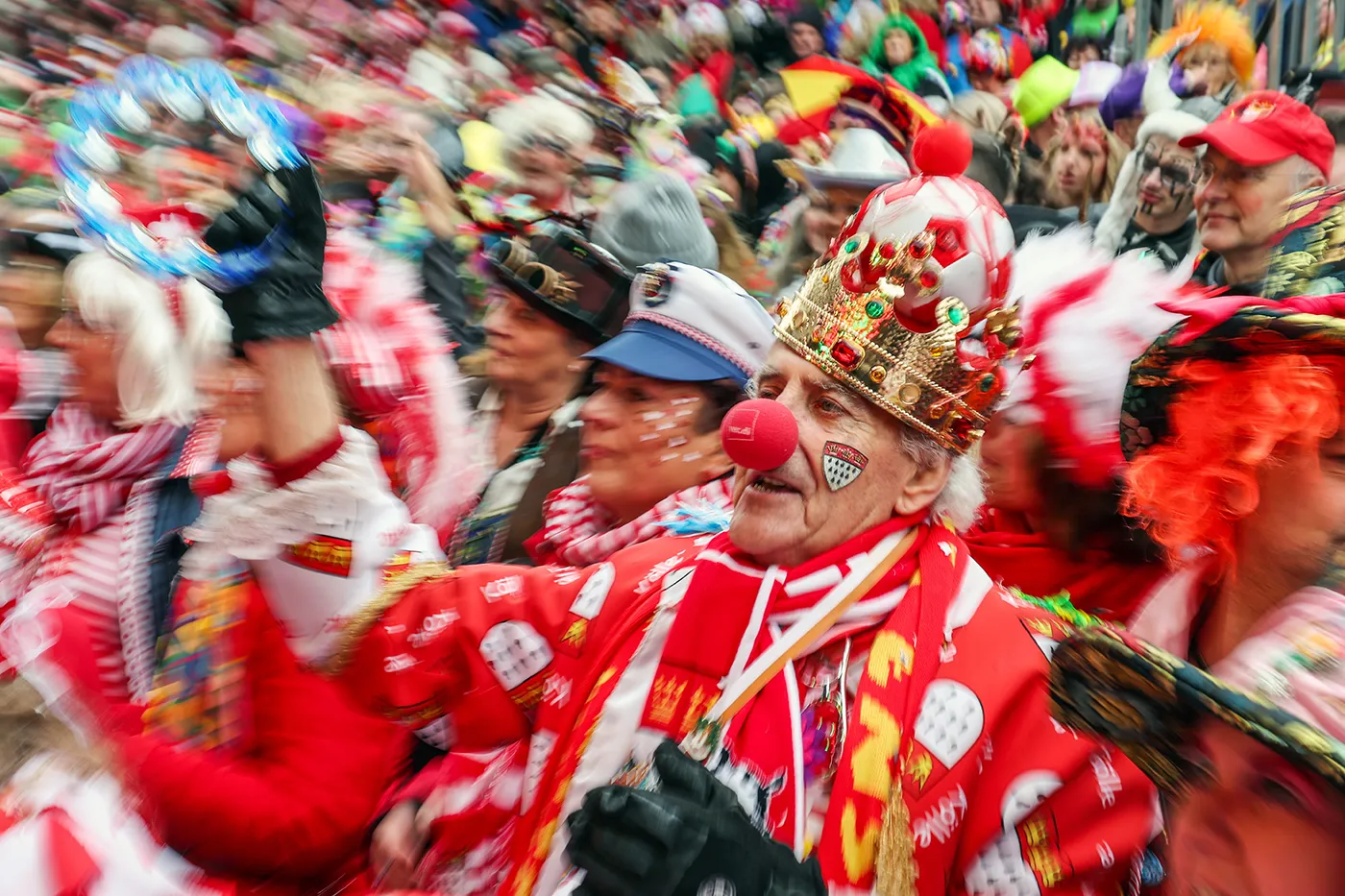 Ежегодный карнавал начался в Кельне. Фото дня