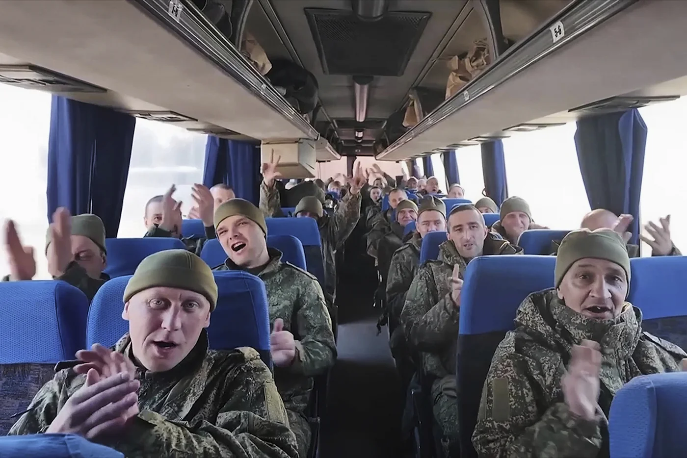 Российские военные возвращаются после обмена с Украиной. Фото дня