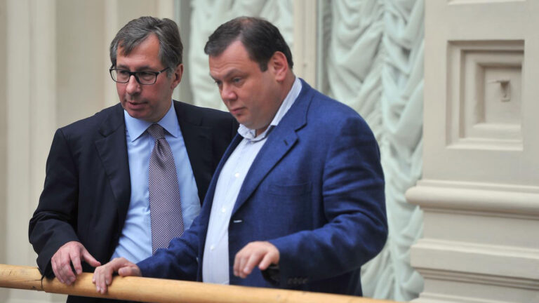 Власти Украины изъяли миллионы долларов со счетов компаний Авена и Фридмана