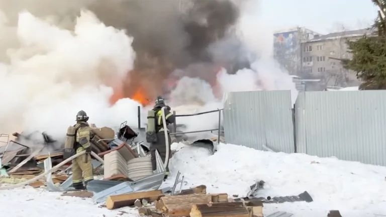 В Тобольске взорвался частный дом среди пятиэтажек, есть пострадавшие