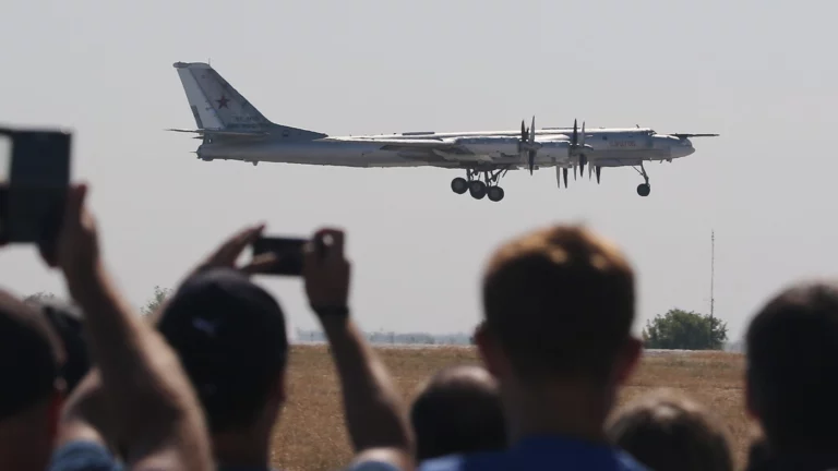 Ту-95МС во время дня открытых дверей на базе дальней авиации аэродрома Энгельс.  Архивное фото