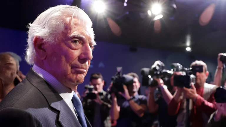 Умер лауреат Нобелевской премии по литературе Марио Варгас Льоса