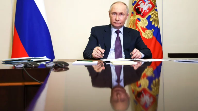 Путин подписал законы об измении набора в армию и вузы