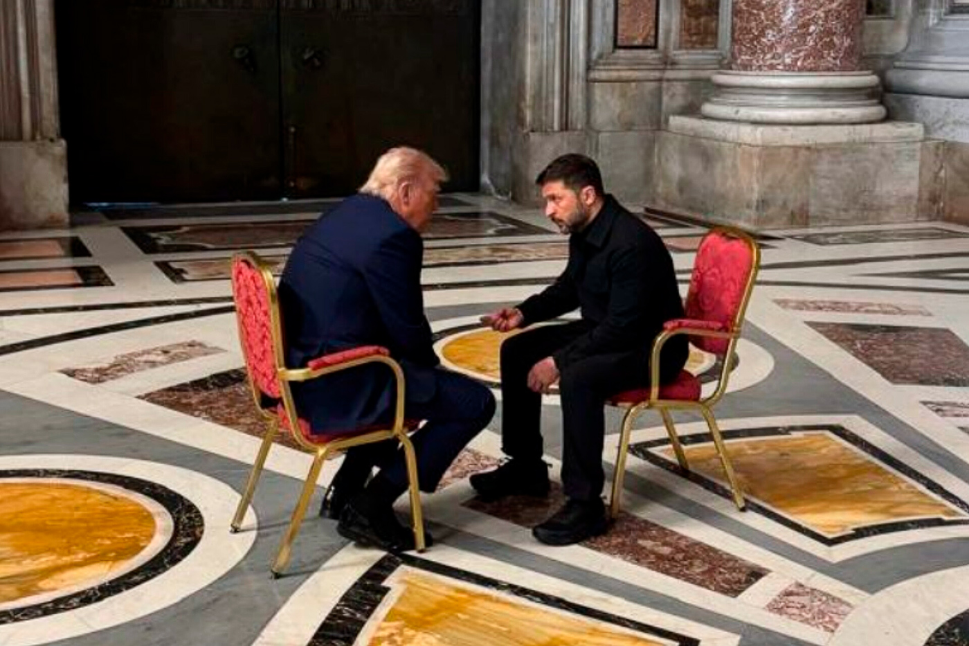 «Символическая» встреча Трампа и Зеленского на похоронах папы римского. Фото дня