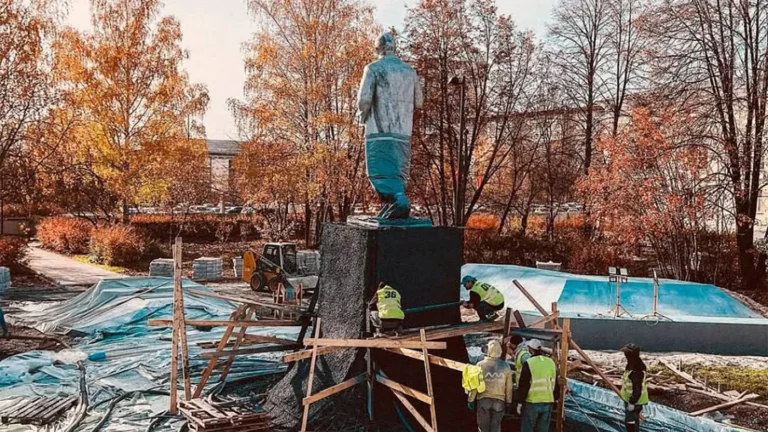 Генпрокуратуру попросили разобраться с переделкой памятника Ленину в скейт-рампу