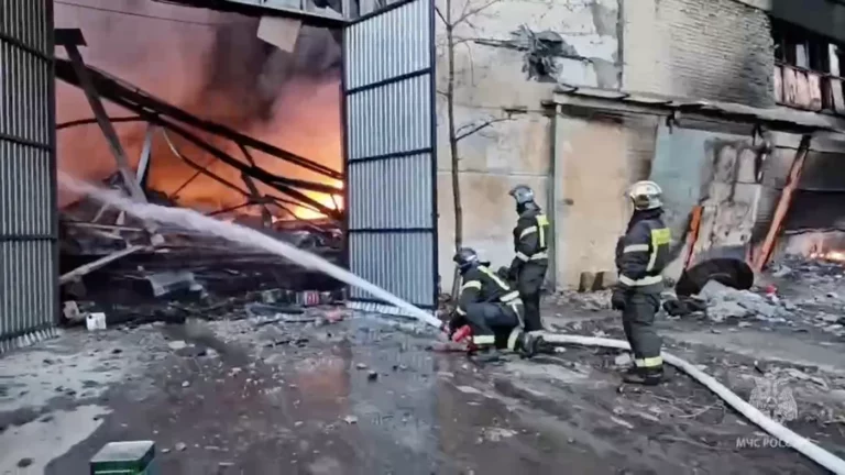 Крупный пожар на подшипниковом заводе в Курске: что известно