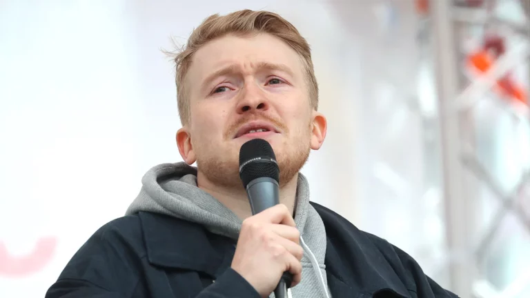 Адвокат Поперечного* объяснила, почему суд прекратил дело против комика